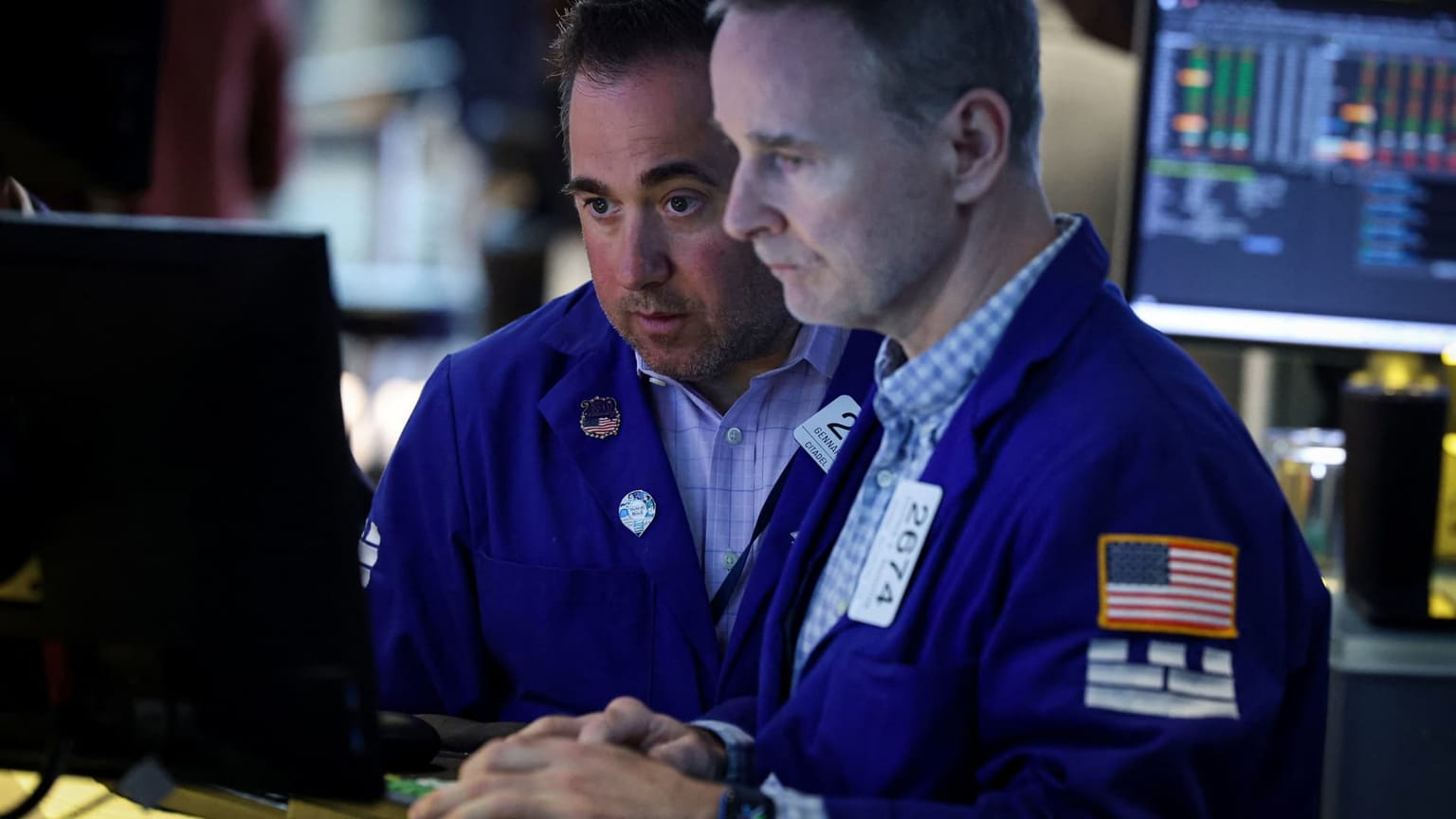 Two stock traders in blue jackets study a screen of market data on the floor of the New York Stock Exchange, illustrating the June 25 2026 ThriveInMarkets morning analysis as US equity futures surged after Micron Technology reported record quarterly revenue of about 41.46 billion dollars and adjusted earnings near 25.11 dollars a share, then guided to roughly 49 to 51 billion dollars for the current quarter and declared a 0.15 dollar dividend, sending its shares up about 15 percent after hours and lifting Nasdaq-100 futures around 1.8 percent and S&P 500 futures about 0.6 percent into Thursday after the cash Nasdaq Composite eased 0.43 percent to 25,476.64 and the S&P 500 slipped 0.10 percent to 7,358.22 on June 24, with South Korea's KOSPI surging as much as 6 percent and the AI trade rekindled, even as traders braced for today's PCE inflation report, Bitcoin held roughly flat near 61,700 dollars while down on the week, Ethereum eased toward 1,653 dollars, spot gold held below 4,000 dollars near 3,978 and WTI crude fell below 70 dollars to about 69.42 at its lowest since late February