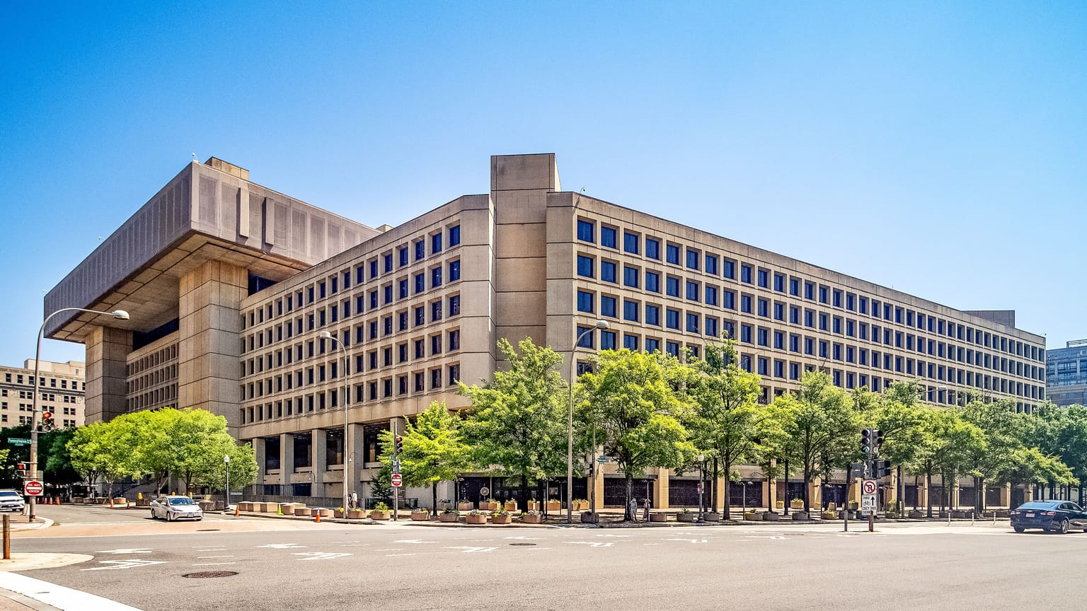 Cybercrime and crypto scam losses graphic tied to FBI report April 2026