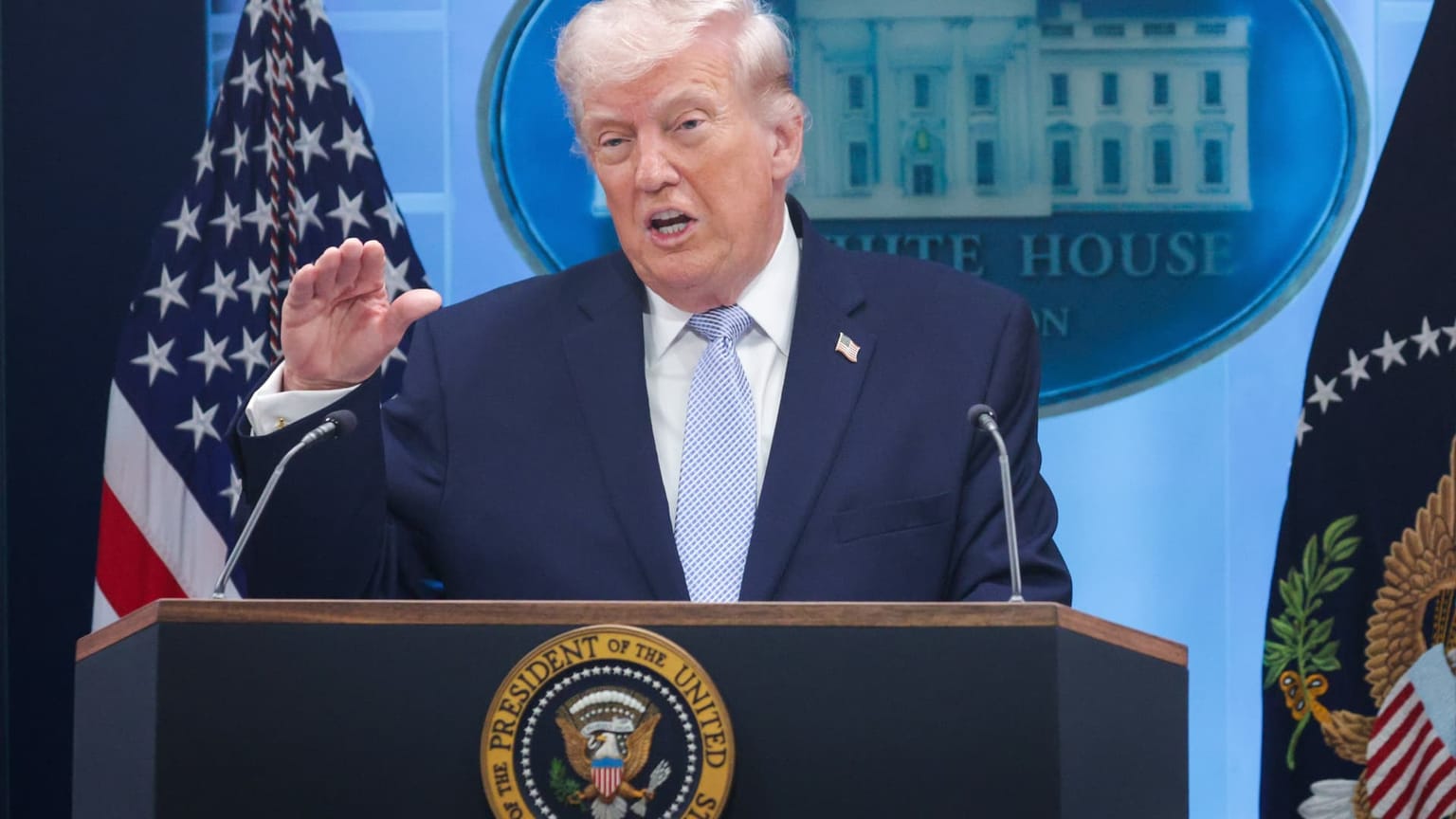 Global financial newsroom with oil, crypto, and war risk headlines on April 7 2026